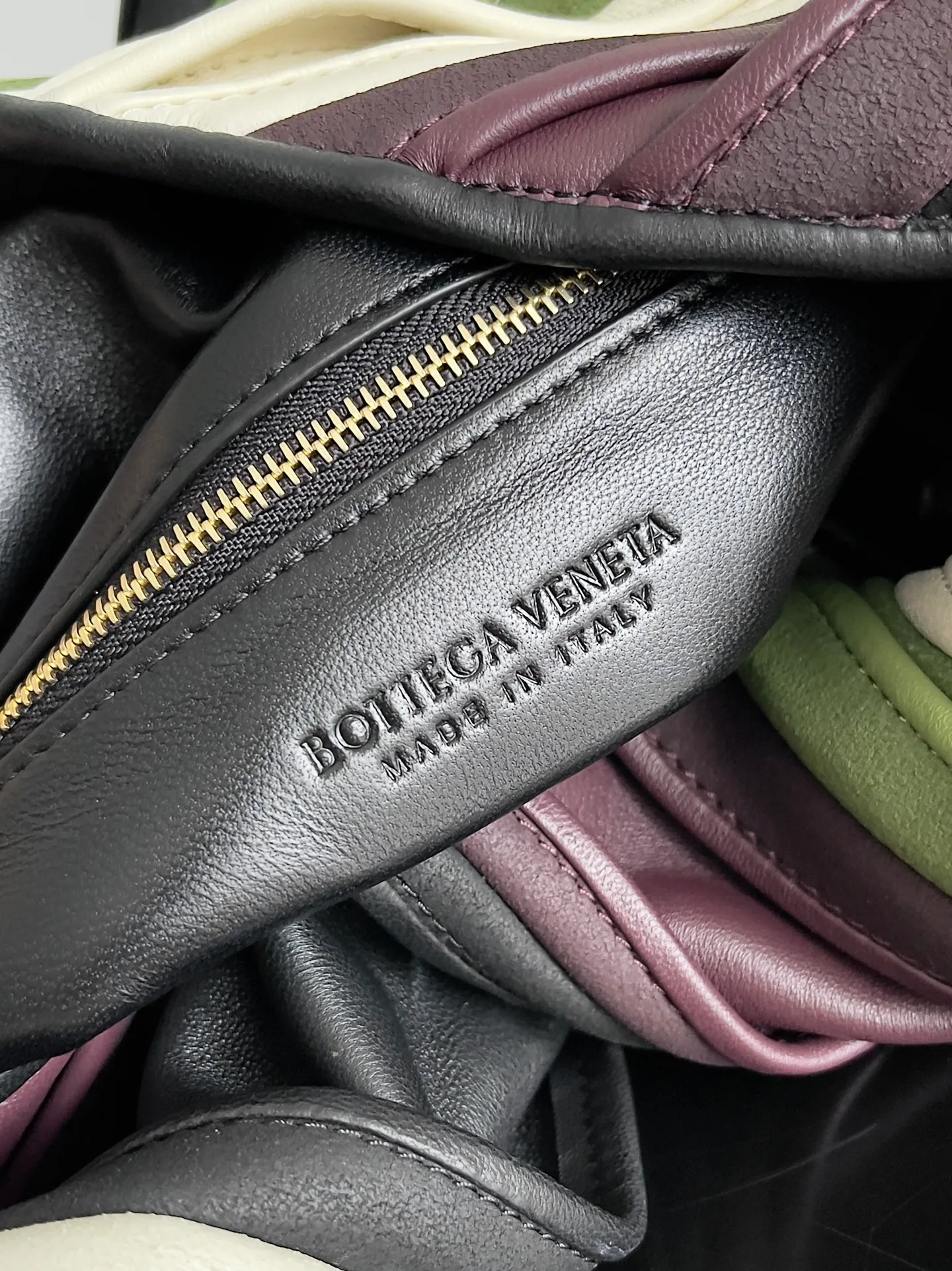 Batch 3520 BOTTEGA VENETA's new Large Hop. This large shoulder bag is made of matcha, white, and berry leather strips. It is reminiscent of the animal skin skirts of primitive tribes and is full of exotic style. The color matching of the 2024 show is very high-end, imitating the elements of the tropical rainforest, with multiple colors of woven leather strips, a large silhouette and a lightweight feel, and the leather is unexpectedly light and soft. Style number: 786193 Size: 54*24*13cm